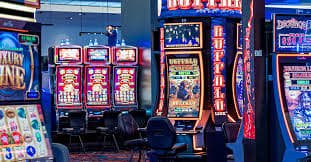 burmes777 ဂိမ်းလော်ဘီ Live Casino နှင့် Slots ဂိမ်းများ ကစားနေသောမြင်ကွင်း